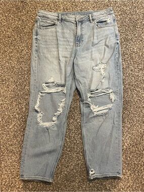 America Eagle distressed Mom jeans